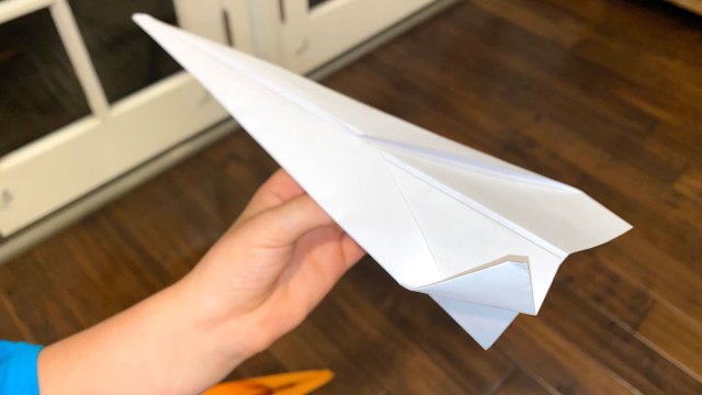 flying a paper airplane is a good science experiment for kids