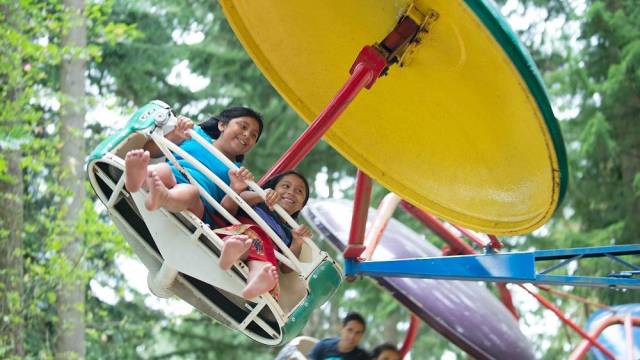 Kids ride the paratroooper at Wild Wave theme and water park near seattle