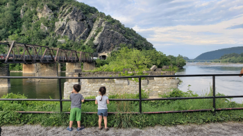 kids looking at the view in Harper's Ferry