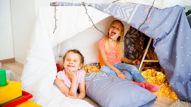 6 Signs Your Kids Are Ready for a Sleepover (& 10 Things That’ll Make Them Feel Safe)