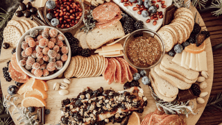 This Christmas charcuterie board is a great holiday charcuterie board