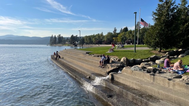 city beach in downtown coeur dalene with folks lining the steps, fun things to do in coeur dalene