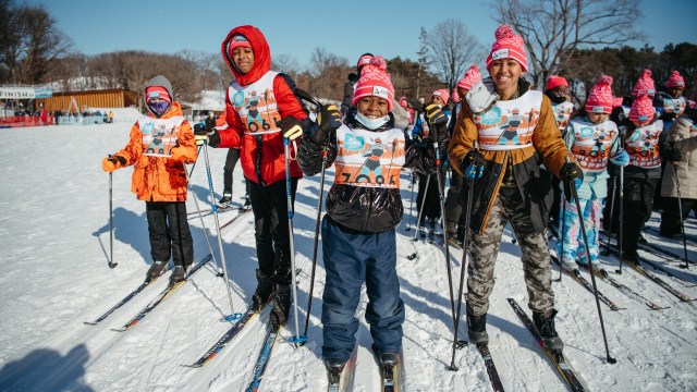เด็กสี่คนพร้อมที่จะเล่นสกี