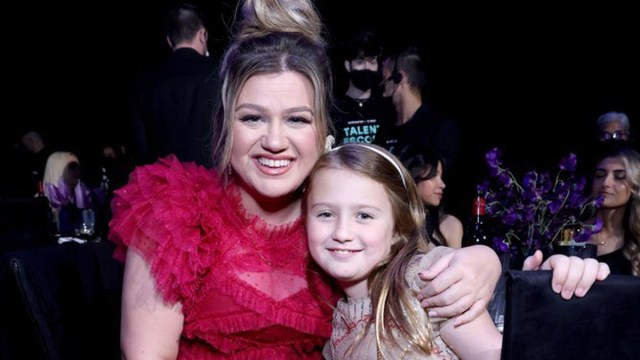 Kelly Clarkson Has a ‘Date Night’ with Daughter River Rose at People’s Choice Awards