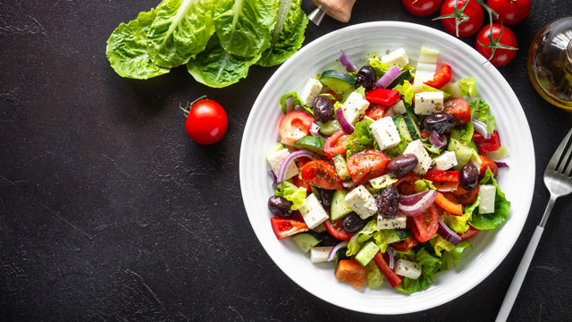 a picture of Greek salad, one of the best cold dinner ideas.