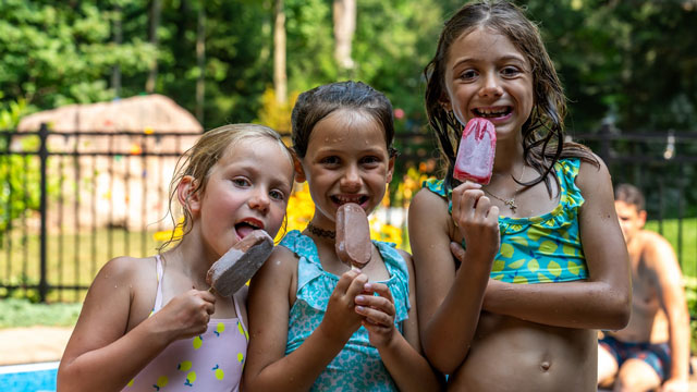 picture of kids eating ice cream, one of the best pool party ideas for desserts