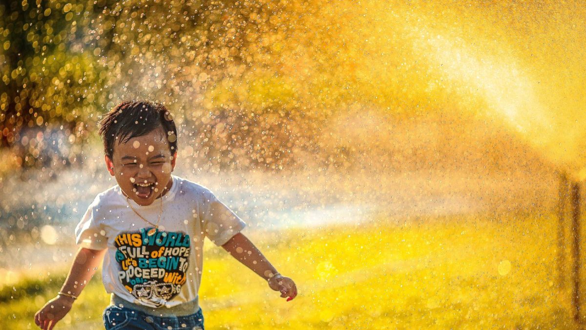 https://tinybeans.com/wp-content/uploads/2023/08/free_things_to_do_with_kids_seattle_boy_running_through_fountain_sprinkler-e1692211937843.jpg