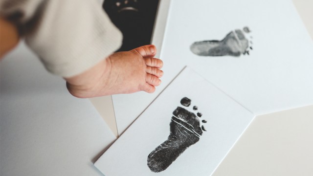 10 Christmas Footprint Art & Handprint Crafts for Babies