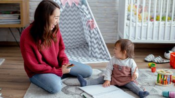 mom talking with speech delayed toddler