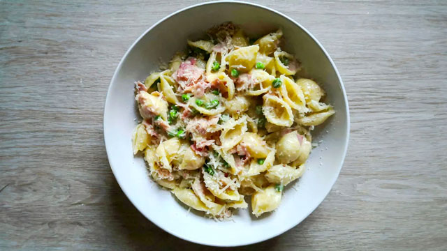 a picture of pasta with bacon and peas, an easy family dinner