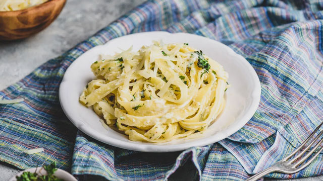 a picture of fettucine alfredo, one of the easiest family dinner ideas
