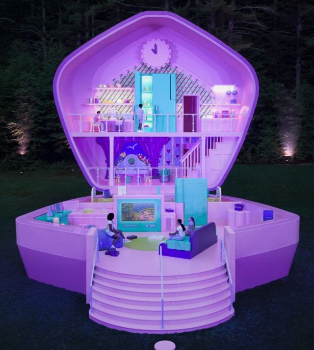 Airbnb Polly Pocket compact