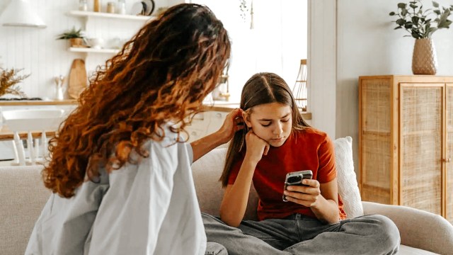 mom giving advice to tween daughter