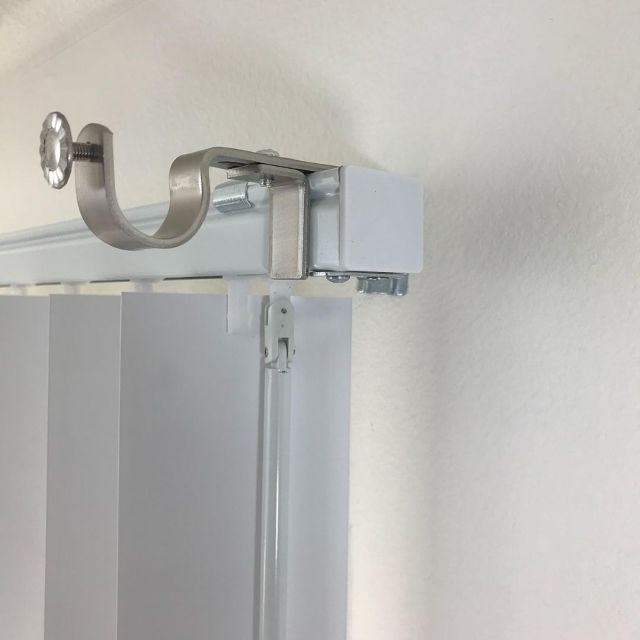 curtain mounting bracket attached to venetian blinds track