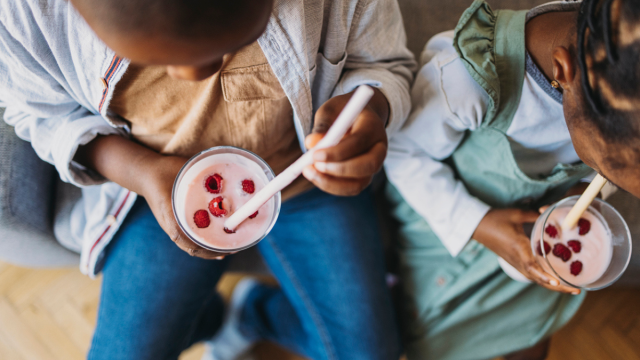 kids drinking smoothies, which are good breakfast ideas for toddlers