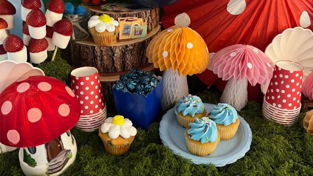 Mushroom decorations, crafts, and Smurf-themed treats from a smurf party for kids